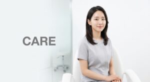 평온한 표정으로 진료를 기다리는 여성 환자와 의료 케어 이미지